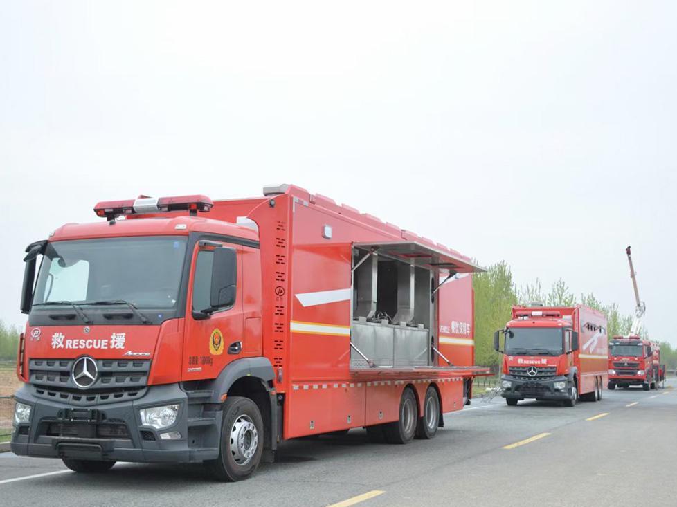 奔驰6X4野外炊事餐车